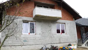 14.12.2025. - Bedekovcina - Policijski ocevid u kuci gdje je prema zasad dostupnim informacijama, muskarac vatrenim je oruzjem u obiteljskoj kuci usmrtio suprugu, a potom je pocinio samoubojstvo u klijeti, nedaleko od mjesta ubojstva. Photo: Josip Mikacic/PIXSELL