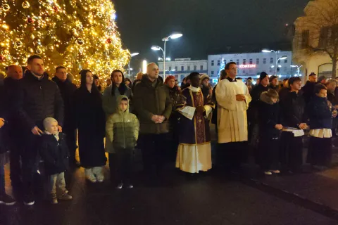 Osijek, 14. 12. 2025, Trg Ivana Pavla II. Treću Advetsku svijeću zapalio je ministar obrane RH Ivan Anu&scaron;ić.snimio GOJKO MITIĆ