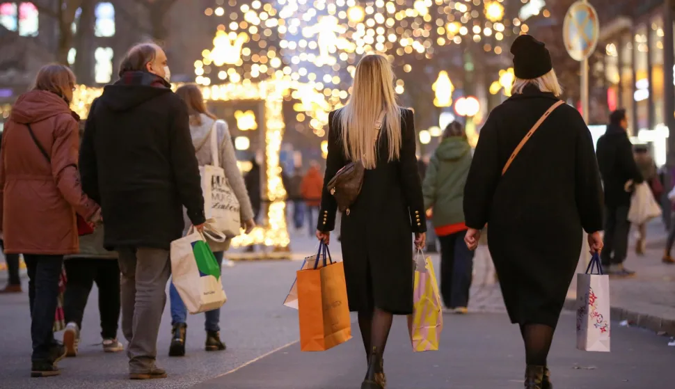 12 December 2020, Hamburg: On the Saturday before the 3rd Advent people are on the road with shopping bags in the Christmassy decorated city centre of Hamburg. The trade association urgently warns against a lockdown in the retail trade. Photo: Bodo Marks/dpa/Bodo Marks /DPA/PIXSELL