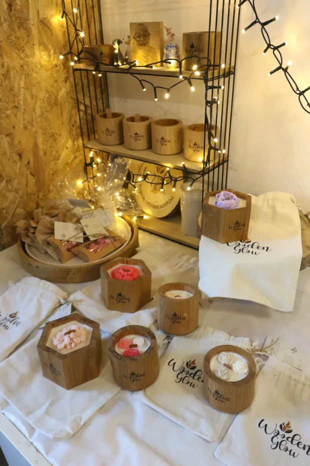 Bilje, 10. 12. 2025, Bilje, Dunavska 10. Wooden Glow - supružnici u zajedničkom obrtu, proizvodnja drvenih svijeća i igračaka.snimio GOJKO MITIĆ