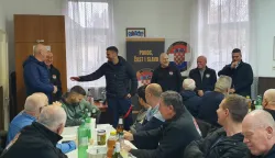 Prema tradiciji članovi Udruge hrvatskih dragovoljaca Domovinskog rata sveti Rok okupili su se na predbožićnom druženju u prostorijama Udruge u Rokovoj ulici. Predsjednik Robert &Scaron;afar kaže kako je to prigoda da se okupe i prisjete godine na izmaku, prijatelja i suboraca pa je okupljenima i njihovim obiteljima uputio čestitke za nadolazeće blagdane. Na prigodnom domjenku i podjeli prigodnih darova s ratnim simbolima UHDDR-a posjetio ih je i gradonačelnik Ivan Radić sa suradnicima i Juricom Toljem predsjednikom Odbor za branitelje Domovinskog rata i braniteljske udruge Grada Osijeka.I Radić je uputio čestitke i riječi zahvalne dečkima koji su u osječkim najtežim danima ne kalkulirajući stali u obranu svog grada i domovine. "Zahvaljujem se i na dobroj suradnji koju ima Grad s Udrugom, Jurica Tolj je ovdje iz na&scaron;eg Odbora za branitelje i mislim da nikada bolja suradnja između branitelja i gradske uprave nije bila. Brojni projekti su iza nas, od organiziranja mimohoda uređenja spomen-obilježja... Razgovorao sam s Toljem i &Scaron;afarom da primjereno uredimo &scaron;iri prostor kod spomen-obilježja hrvatskim vitezovima da kada obilježavamo Rosinjaču, naravno, to treba s obiteljima iskomunicirati jer Grad želi malo vi&scaron;e povesti računa i o toj lokaciji i onima koji na komemoriranja. Ispred nas je veliki projekt, hotel Mursa će postati veteranski centar, to radimo u suradnji s Ministarstvom branitelja i ministrom Medvedom, ulice imenujemo prema značajnim vojnim postrojbama iz Domovinskog rata, sada je na red do&scaron;lo da novonapravljeni nastavak Kanižlićeve, od Strossmayerove prema sjeveru imenujemo Ulicom Specijalne jedinice policije "Orao". To su inicijative koje idu od branitelja, Odbora za branitelje prema meni koje sam do sada sve prihvatio i nema razloga da tako ne bude u budućnosti"- kazao je gradonačelnik.