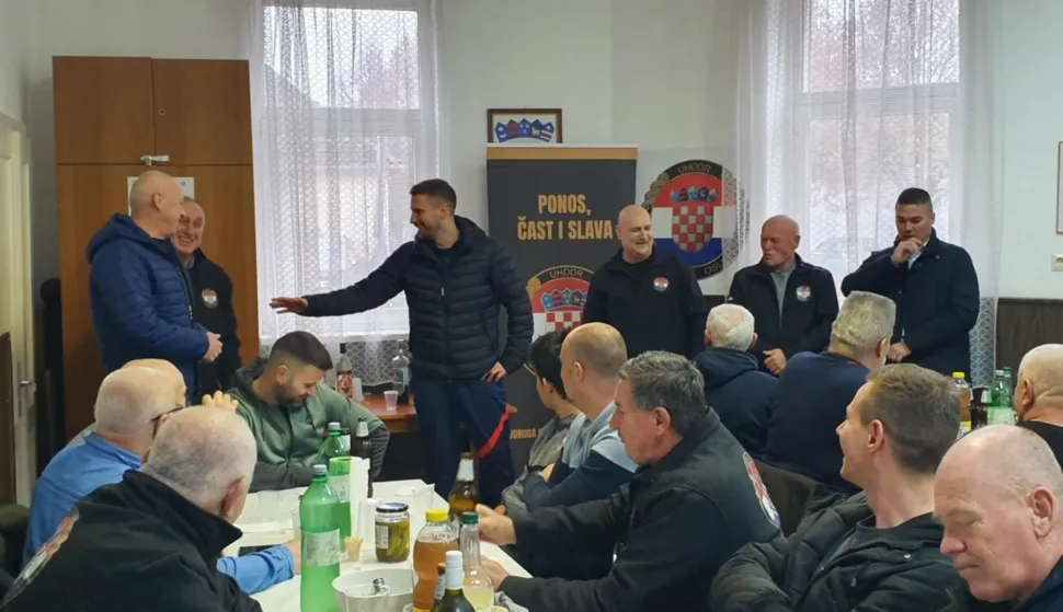 Prema tradiciji članovi Udruge hrvatskih dragovoljaca Domovinskog rata sveti Rok okupili su se na predbožićnom druženju u prostorijama Udruge u Rokovoj ulici. Predsjednik Robert &Scaron;afar kaže kako je to prigoda da se okupe i prisjete godine na izmaku, prijatelja i suboraca pa je okupljenima i njihovim obiteljima uputio čestitke za nadolazeće blagdane. Na prigodnom domjenku i podjeli prigodnih darova s ratnim simbolima UHDDR-a posjetio ih je i gradonačelnik Ivan Radić sa suradnicima i Juricom Toljem predsjednikom Odbor za branitelje Domovinskog rata i braniteljske udruge Grada Osijeka.I Radić je uputio čestitke i riječi zahvalne dečkima koji su u osječkim najtežim danima ne kalkulirajući stali u obranu svog grada i domovine. "Zahvaljujem se i na dobroj suradnji koju ima Grad s Udrugom, Jurica Tolj je ovdje iz na&scaron;eg Odbora za branitelje i mislim da nikada bolja suradnja između branitelja i gradske uprave nije bila. Brojni projekti su iza nas, od organiziranja mimohoda uređenja spomen-obilježja... Razgovorao sam s Toljem i &Scaron;afarom da primjereno uredimo &scaron;iri prostor kod spomen-obilježja hrvatskim vitezovima da kada obilježavamo Rosinjaču, naravno, to treba s obiteljima iskomunicirati jer Grad želi malo vi&scaron;e povesti računa i o toj lokaciji i onima koji na komemoriranja. Ispred nas je veliki projekt, hotel Mursa će postati veteranski centar, to radimo u suradnji s Ministarstvom branitelja i ministrom Medvedom, ulice imenujemo prema značajnim vojnim postrojbama iz Domovinskog rata, sada je na red do&scaron;lo da novonapravljeni nastavak Kanižlićeve, od Strossmayerove prema sjeveru imenujemo Ulicom Specijalne jedinice policije "Orao". To su inicijative koje idu od branitelja, Odbora za branitelje prema meni koje sam do sada sve prihvatio i nema razloga da tako ne bude u budućnosti"- kazao je gradonačelnik.