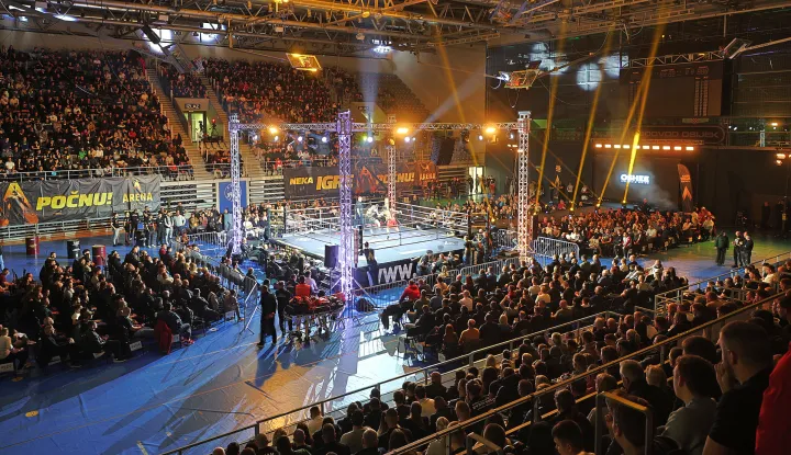 /Galerija/ Večer borbe u Gradskom vrtu: Borna pobjedu posvetio bratu Niki