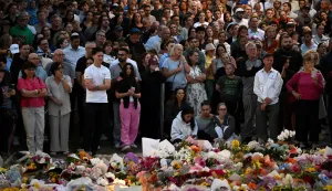 epa12593513 Mourners attend a vigil at a memorial at Bondi Beach in Sydney, Australia, 15 December 2025. Australia is in mourning after gunmen opened fire on Bondi Beach, killing at least 15 people in an attack against the Jewish community's Hanukkah festival celebrations, on 14 December. One of the alleged gunmen was also killed during the incident. EPA/BIANCA DE MARCHI AUSTRALIA AND NEW ZEALAND OUT