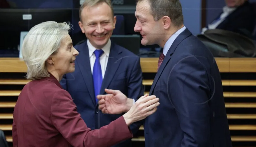 Izvor: EPAFoto: OLIVIER MATTHYSepa12566269 Executive Director of the International Energy Agency (IEA) Fatih Birol (L) and European Commission President Ursula von der Leyen (R) attend a press conference on the provisional agreement on the phasing out of Russian fossil fuels, in Brussels, Belgium, 03 December 2025. An agreement between the European Parliament and the Council reached on 03 December will allow the European Union to gradually end Russian gas imports, including LNG and pipeline gas, by 30 September 2027, as set out in the REPowerEU Roadmap adopted by the Commission on 6 May 2025. EPA/OLIVIER MATTHYS