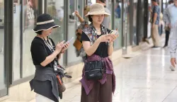 Zadar, 11.10.2025. - Brojni turisti iskoristili su subotnje prijepodne za &scaron;etnju starom gradskom jezgrom na Poluotoku.Foto HINA/Zvonko KUCELIN