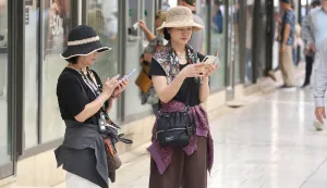 Zadar, 11.10.2025. - Brojni turisti iskoristili su subotnje prijepodne za &scaron;etnju starom gradskom jezgrom na Poluotoku.Foto HINA/Zvonko KUCELIN