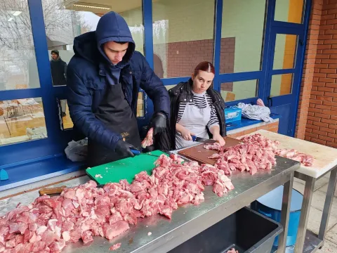 Učenici Srednje strukovne &scaron;kole Marko Babić Vukovar, uz pomoć mentora profesora, rekonstruirali tradicionalnu slavonsku svinjokolju