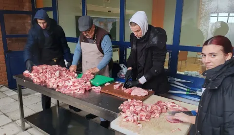 Učenici Srednje strukovne &scaron;kole Marko Babić Vukovar, uz pomoć mentora profesora, rekonstruirali tradicionalnu slavonsku svinjokolju