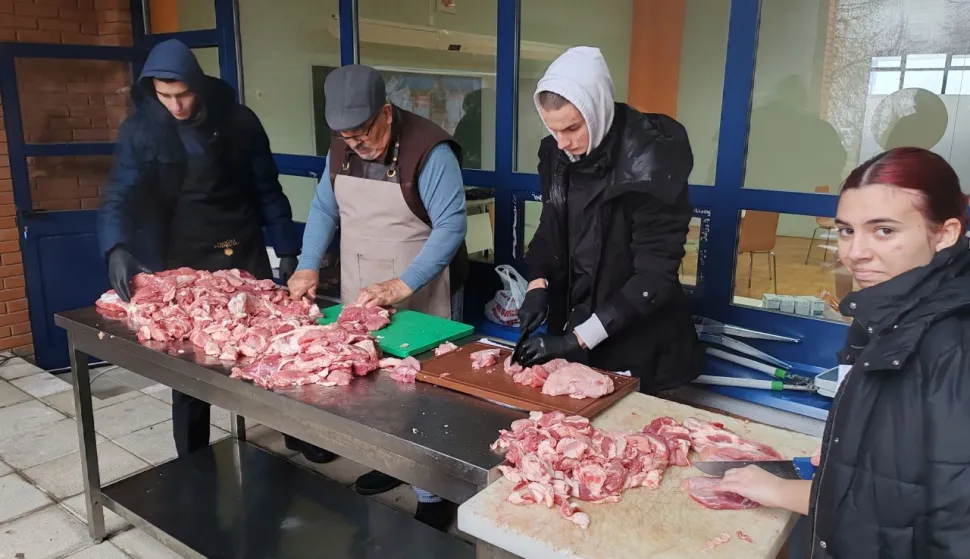 Učenici Srednje strukovne &scaron;kole Marko Babić Vukovar, uz pomoć mentora profesora, rekonstruirali tradicionalnu slavonsku svinjokolju
