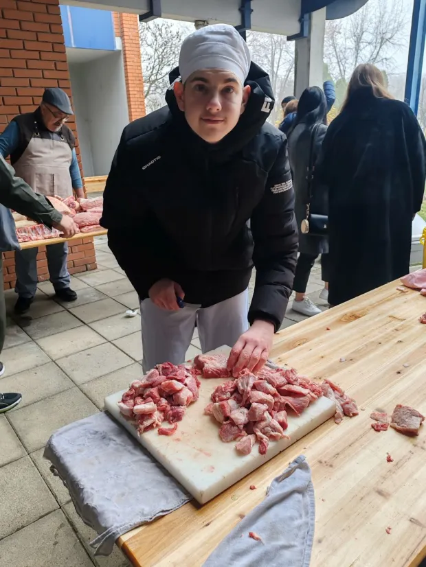 Učenici Srednje strukovne &scaron;kole Marko Babić Vukovar, uz pomoć mentora profesora, rekonstruirali tradicionalnu slavonsku svinjokolju