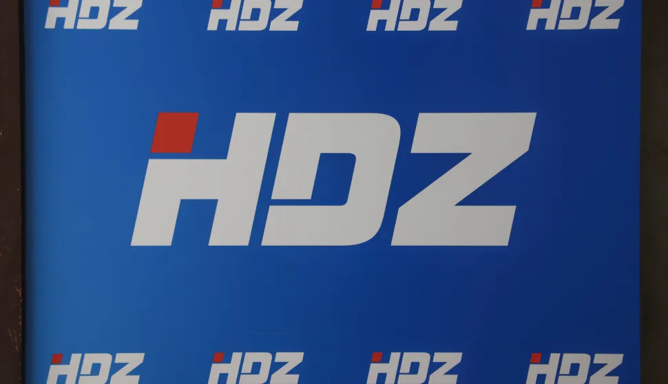 Zagreb, 19.05.2025 - Zajednička sjednica Predsjedni&scaron;tva i Nacionalnog odbora HDZ-a,. Na slici logo, tabla, ploča, ilustracija, HDZ.foto HINA/ Damir SENČAR/ ds