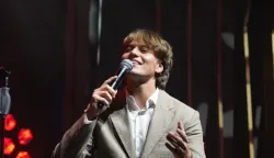 Mladi Vinkovčanin Jakov Jozinović s "Poljem ruža" drugi tjedan na vrhu liste