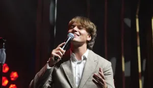 Mladi Vinkovčanin Jakov Jozinović s "Poljem ruža" drugi tjedan na vrhu liste