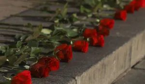 Zagreb, 10.12.2025. - Konferencija za medije i polaganje&nbsp;ruža za 18 ubijenih žena u 2025. godini&nbsp;na Trgu bana Jelačića nakon &scaron;to je ključnim institucijama predana peticija za zabranu molitelja na gradskim trgovima. foto HINA/ Lana SLIVAR DOMINIĆ/ lsd