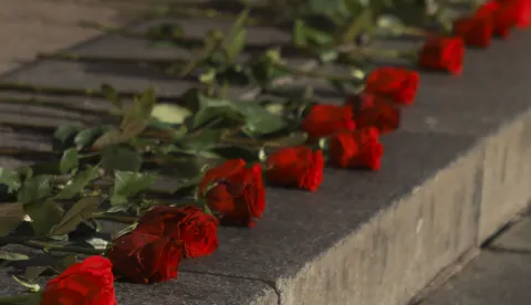 Zagreb, 10.12.2025. - Konferencija za medije i polaganje&nbsp;ruža za 18 ubijenih žena u 2025. godini&nbsp;na Trgu bana Jelačića nakon &scaron;to je ključnim institucijama predana peticija za zabranu molitelja na gradskim trgovima. foto HINA/ Lana SLIVAR DOMINIĆ/ lsd