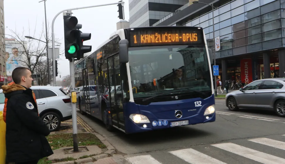 Osijek, 16. 12. 2025, Ulica Hrvatske Republike, GPP, autobusi, autobusno stajali&scaron;ete, putnici, ilustracija.snimio GOJKO MITIĆ