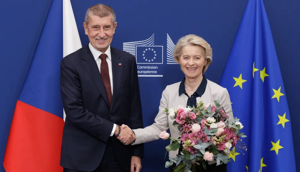 epa12584565 European Commission President Ursula von der Leyen (R) welcomes Czech Prime Minister Andrej Babis (L) during his visit to European Institutions in Brussels, Belgium, 11 December 2025. EPA/OLIVIER MATTHYS