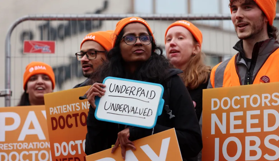 epa12597891 Resident doctors strike outside St. Thomas' Hospital in London, Britain, 17 December 2025. Resident doctors have begun a five-day strike over pay and conditions ahead of the festive period. EPA/ANDY RAIN