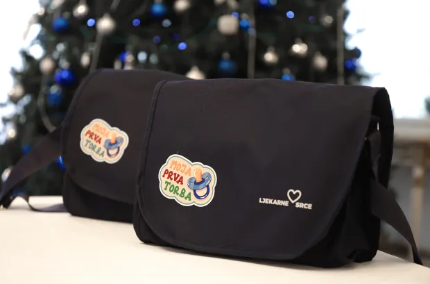 Osijek, 17. 12. 2025., Trg A. Starčevića 2, Ljekarne SRCE, Ljekarna SRCE, projekt darivanja beba, Moja prva torba SNIMIO BRUNO JOBST