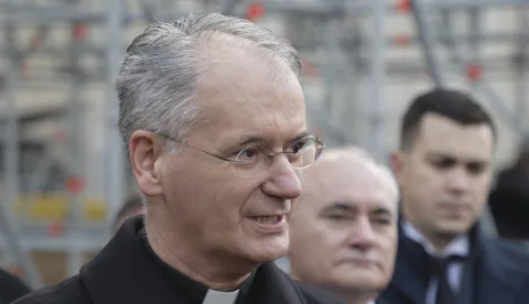 Zagreb, 12.12.2025.- Predsjednik Vlade RH Andrej Plenković i zagrebački nadbiskup Dražen Kutle&scaron;a u pratnji ministrice kulture NIne Obuljen Kržinek obi&scaron;li su unutarnji dio Zagrebačke katedrale. Na fotografiji Dražen Kutle&scaron;a.foto HINA/ Admir BULJUBA&Scaron;IĆ/ abu