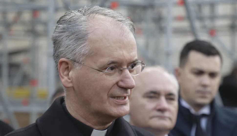 Zagreb, 12.12.2025.- Predsjednik Vlade RH Andrej Plenković i zagrebački nadbiskup Dražen Kutle&scaron;a u pratnji ministrice kulture NIne Obuljen Kržinek obi&scaron;li su unutarnji dio Zagrebačke katedrale. Na fotografiji Dražen Kutle&scaron;a.foto HINA/ Admir BULJUBA&Scaron;IĆ/ abu