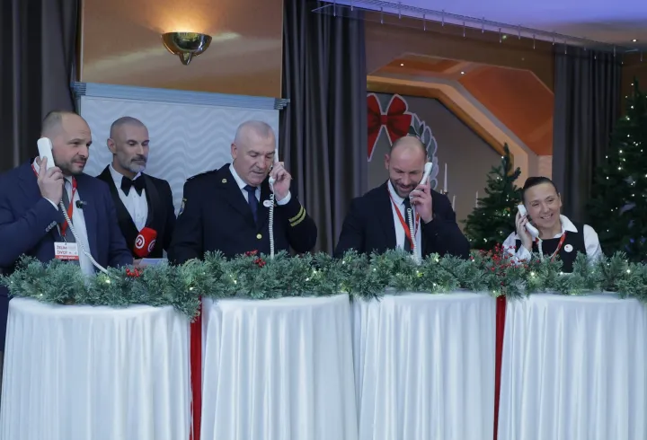 Zagreb.17.12.2025.- U organizaciji Zaklade Ana Rukavina, u suradnji s Novom TV održan je humanitarni božićni koncert "Želim život", s ciljem prikupljanja sredstava za stručno usavr&scaron;avanje liječnika specijalista i specijalizanata na području hematologije i srodnih specijalizacija kako bismo pomogli oboljelima od leukemije, limfoma i ostalih hematolo&scaron;kih oboljenja.Na slici Sini&scaron;a Hajda&scaron; Dončić,Nikola Milina, Damir Habijan i Irena Hrstić.Foto HINA/Tomislav Pavlek/ tp