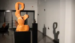 Osijek, 17. 12. 2025., Izložba Josipe Stojanović, Atelje +Josipa Stojanović; izlozba; skulpture; kiparstvo; posjetitelji; umjetnost; Kulturni centar