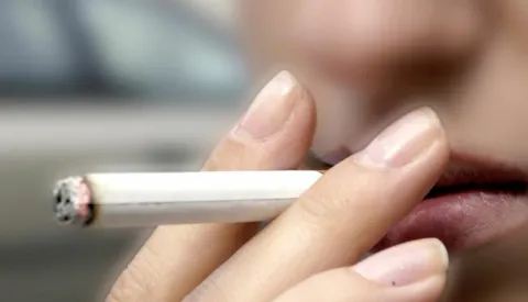 Osijek: 15.09.2006Maloljetnica pusi cigarete&nbsp;.....Snimio: Josip eri                 