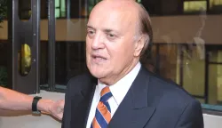 (FILES) This photo taken on November 27, 2007, shows Vietnam War-era correspondent Peter Arnett (R) during a gathering for the late AFP foreign correspondent Kate Webb, at the Foreign Correspondents' Club in Hong Kong. The renowned American war correspondent Peter Arnett, a Pulitzer Prize winner for his reporting in Vietnam in 1966 who covered most of the conflicts of the late 20th century, died on December 17, according to US media. (Photo by Mike CLARKE/AFP)