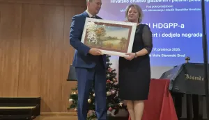 SLAVONSKI BROD - Glazbena &scaron;kola Slavonski Brod ugostila je svečani koncert i dodjelu nagrada Hrvatskog dru&scaron;tva glazbenih i plesnih pedagoga. Ravnateljica &scaron;kole Mirela Jagodić službeno je primila prestižna priznanja za najuspje&scaron;niju &scaron;kolu članicu i najuspje&scaron;niju ravnateljicu u &scaron;kolskoj godini 2024./2025.,prosinac 2025.