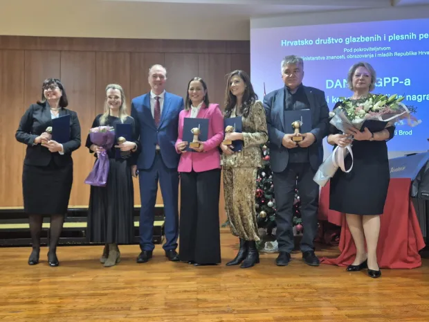 SLAVONSKI BROD - Glazbena &scaron;kola Slavonski Brod ugostila je svečani koncert i dodjelu nagrada Hrvatskog dru&scaron;tva glazbenih i plesnih pedagoga. Ravnateljica &scaron;kole Mirela Jagodić službeno je primila prestižna priznanja za najuspje&scaron;niju &scaron;kolu članicu i najuspje&scaron;niju ravnateljicu u &scaron;kolskoj godini 2024./2025.,prosinac 2025.