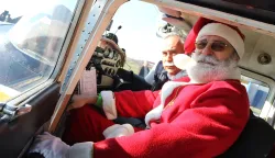 OSIJEK, 10. 12. 2016, ZRAČNA LUKA KLISA. DJED BOŽIČNJAK STIŽE ZRAKOPLOVOM - DAROV ZA DJECU IZ KLASJA.snimio GOJKO MITIĆ