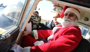 OSIJEK, 10. 12. 2016, ZRAČNA LUKA KLISA. DJED BOŽIČNJAK STIŽE ZRAKOPLOVOM - DAROV ZA DJECU IZ KLASJA.snimio GOJKO MITIĆ