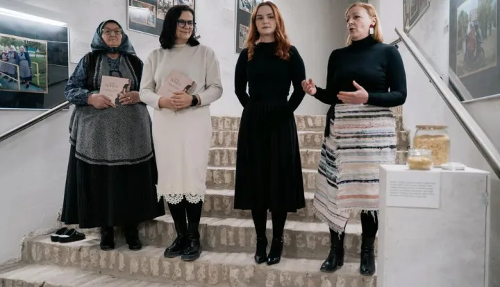 Zbog tradicijske su ih odjeće nazivali manje inteligentnima i neobrazovanima