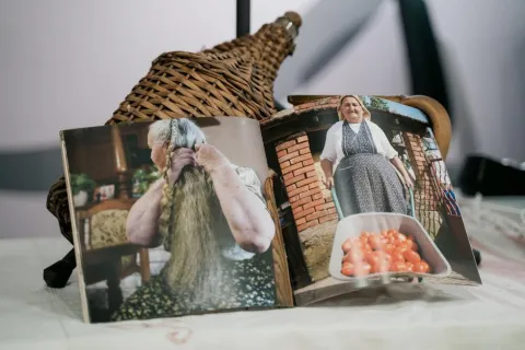 Zbog tradicijske su ih odjeće nazivali manje inteligentnima i neobrazovanima