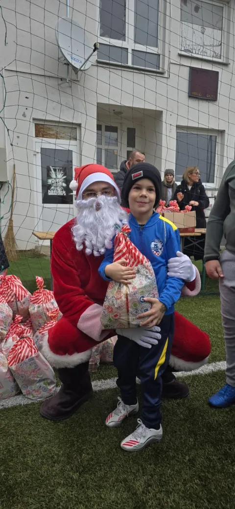 Mali "metalci" se družili s Djedom BožićnjakomUSTUPLJENA FOTOGRAFIJA