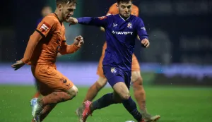 Zagreb, 26.2.2025.- Utakmica ?etvrtfinala Hrvatskog nogometnog kupa Dinamo - Osijek na stadionu Maksimir. Na slici Nail Omerovi? i Martin Baturina. foto HINA/ Damir SEN?AR/ ua