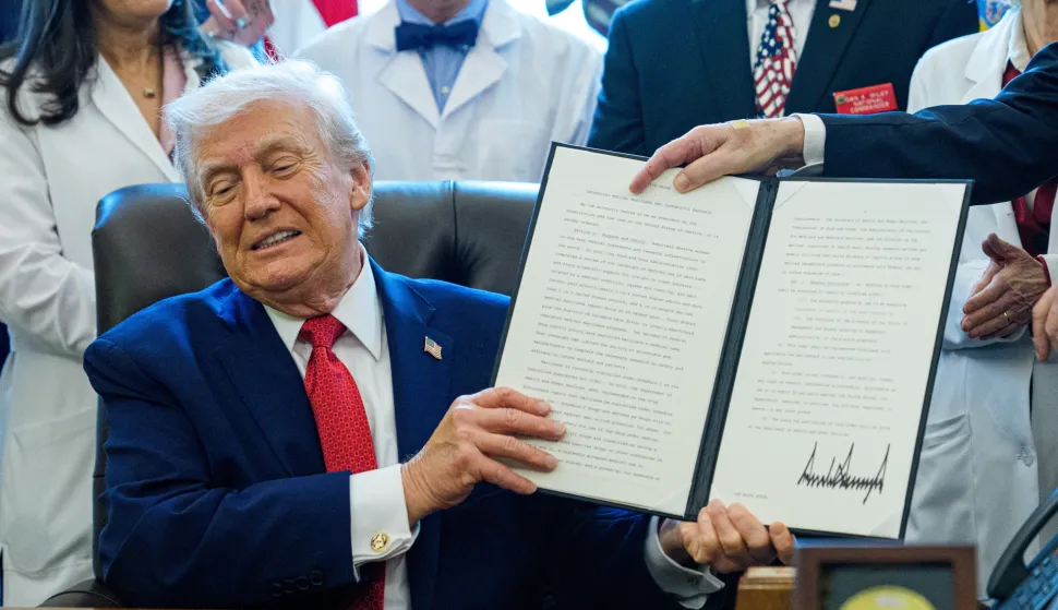 epa12601477 US President Donald J Trump displays an executive order to reschedule marijuana from Schedule I to Schedule III as a controlled substance with recognized medical uses with Howard Kessler, founder of the Commonwealth Project, in the Oval Office of the White House in Washington, DC, USA, 18 December 2025. EPA/AARON SCHWARTZ/POOL