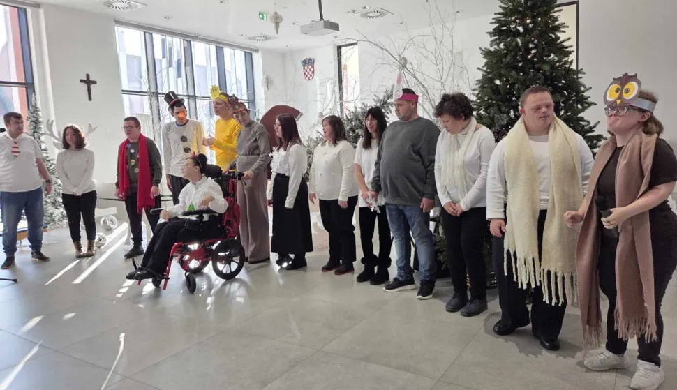 VINKOVCICentar za pružanje usluga u zajednici Vukovarsko-srijemske županije sa sjedi&scaron;tem u Vinkovcima prigodnom je božićnom priredbom proslavio treću godinu osnutka i uspje&scaron;nog rada,2025.