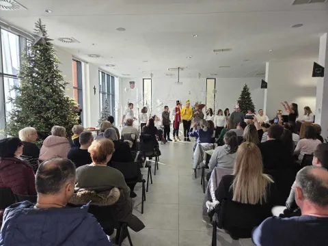 VINKOVCICentar za pružanje usluga u zajednici Vukovarsko-srijemske županije sa sjedi&scaron;tem u Vinkovcima prigodnom je božićnom priredbom proslavio treću godinu osnutka i uspje&scaron;nog rada,2025.