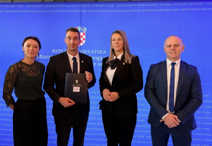 VINKOVCI - gradonačelnik Josip Romić je u Iloku, uoči sjednice Savjeta za Slavoniju, Baranju i Srijem, preuzeo ugovor u sufinanciranju projekta kojim će u potpunosti biti uređena vinkovačka tržnica.PROSINAC 2025.