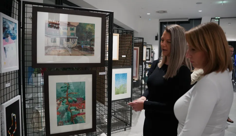 VINKOVCIU predvorju Gradske knjižnice i čitaonice&nbsp;otvorena je tradicionalna izložba dječjih i umjetničkih radova nastalih tijekom jubilarne, 30. likovne radionice Centra za pružanje usluga u zajednici "Sveta" Ana Vinkovci.PROSINAC 2025.