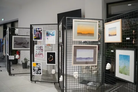 VINKOVCIU predvorju Gradske knjižnice i čitaonice&nbsp;otvorena je tradicionalna izložba dječjih i umjetničkih radova nastalih tijekom jubilarne, 30. likovne radionice Centra za pružanje usluga u zajednici "Sveta" Ana Vinkovci.PROSINAC 2025.