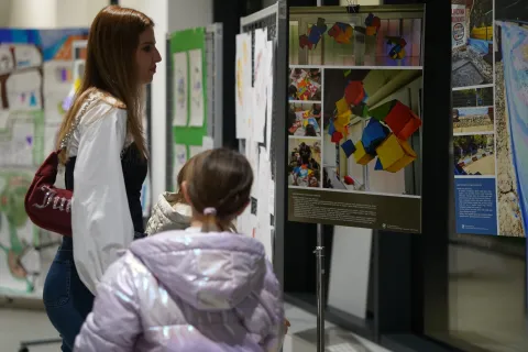 VINKOVCIU predvorju Gradske knjižnice i čitaonice&nbsp;otvorena je tradicionalna izložba dječjih i umjetničkih radova nastalih tijekom jubilarne, 30. likovne radionice Centra za pružanje usluga u zajednici "Sveta" Ana Vinkovci.PROSINAC 2025.