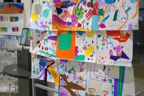 VINKOVCIU predvorju Gradske knjižnice i čitaonice&nbsp;otvorena je tradicionalna izložba dječjih i umjetničkih radova nastalih tijekom jubilarne, 30. likovne radionice Centra za pružanje usluga u zajednici "Sveta" Ana Vinkovci.PROSINAC 2025.