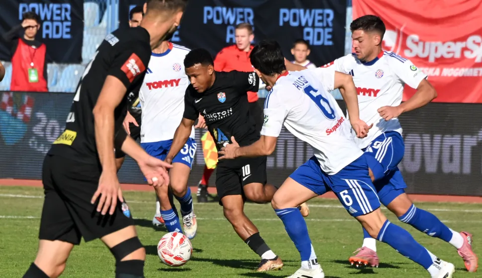 Vinkovci, 04.10.2025. - Susret 9. kola hrvatskog nogometnog prvenstva Vukovar 1991 - Hajduk. foto HINA/Gordan Pani?/ gp 