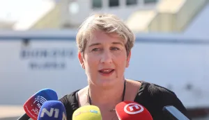 13.10.2025., Split- Glavni odbor Nezavisnog sindikata pomoraca putnickih brodova Hrvatske donio i službeno odluku o provodjenju mirnog okupljanja. Okupljanjem su izrazili nezadovoljstvo i neslaganje s postupkom koji je provela regulatorna Agencija te nacinom odabira brodara za novu brzobrodsku liniju Split-Supetar-Split. Skrenuti paznju na los, nedorecen Zaokon o prijevozu u linijskom i povremenom obalnom pomorskom prometu. Ivana Markovic gradonacelnica Suetra komentira prosvjed protiv privatne katamaranske linije za Supetar Photo: Ivana Ivanovic/PIXSELL