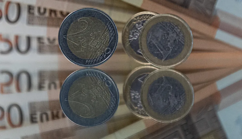 Zagreb, 22.02.2023 - Prvi put, u Hrvatskoj u srijedu je u 8 sati počeo upis državnih obveznica namijenjenih građanima, tzv. narodnih obveznica, minimalni ulog je 500 eura, a minimalna kamatna stopa koja će se obračunavati je 3,25 posto godi&scaron;nje.Ilustracija, kovanica, graf, inflacija, euro, bdp, obveznica.foto HINA/ Damir SENČAR/ ds