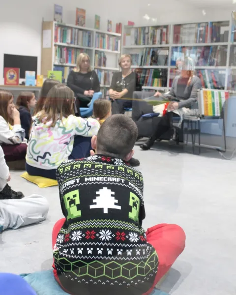 Osim &scaron;to čitanje razvija jezične sposobnosti, ujedno smanjuje stres, razvija empatiju i pomaže stvaranja samostalnosti u razmi&scaron;ljanju pa je Vukovarsko-srijemska županija i ove godina u suradnji s Gradskom knjižnicom i čitaonicom Vinkovci organizira Festival dječje knjige koji kroz susrete s autorima i raznovrstan program ističe važnost čitanja u razvoju djece te potiče ljubav prema knjizi od najranije dobi.